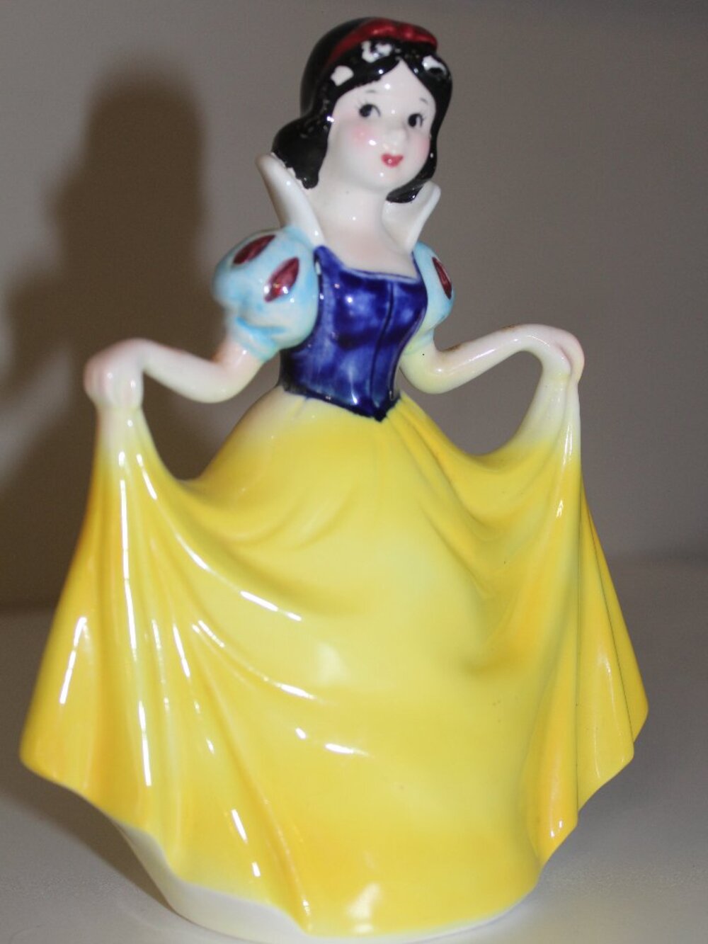 Vintage Walt Disney Snow White Lifting Dress Ceramic 7.25" Figurine From Japan